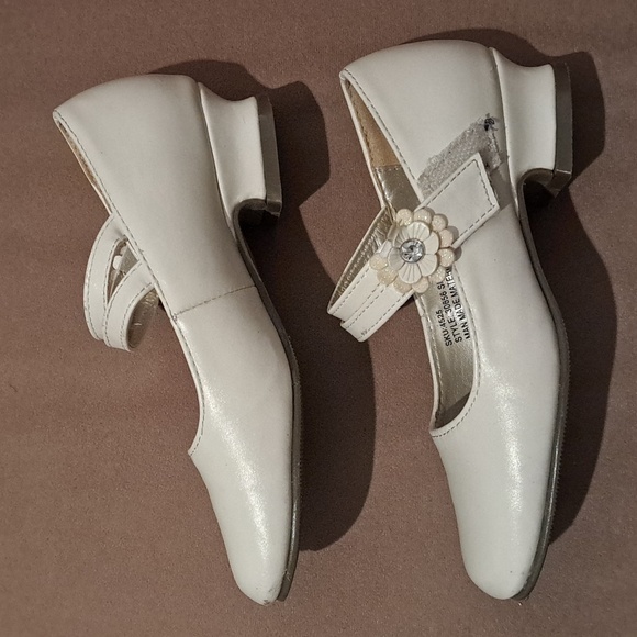 Kids Size 11 White Josmo dress shoes with velcro straps and flower details 🌸 - Picture 3 of 7